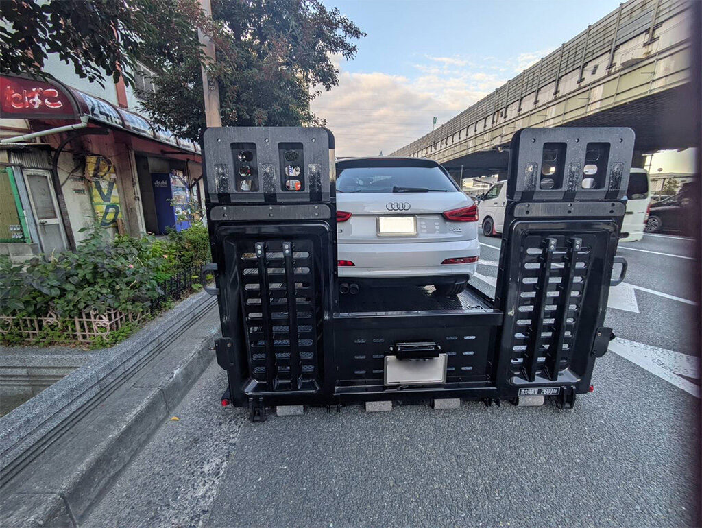 レッカー車に乗せられるアウディQ3